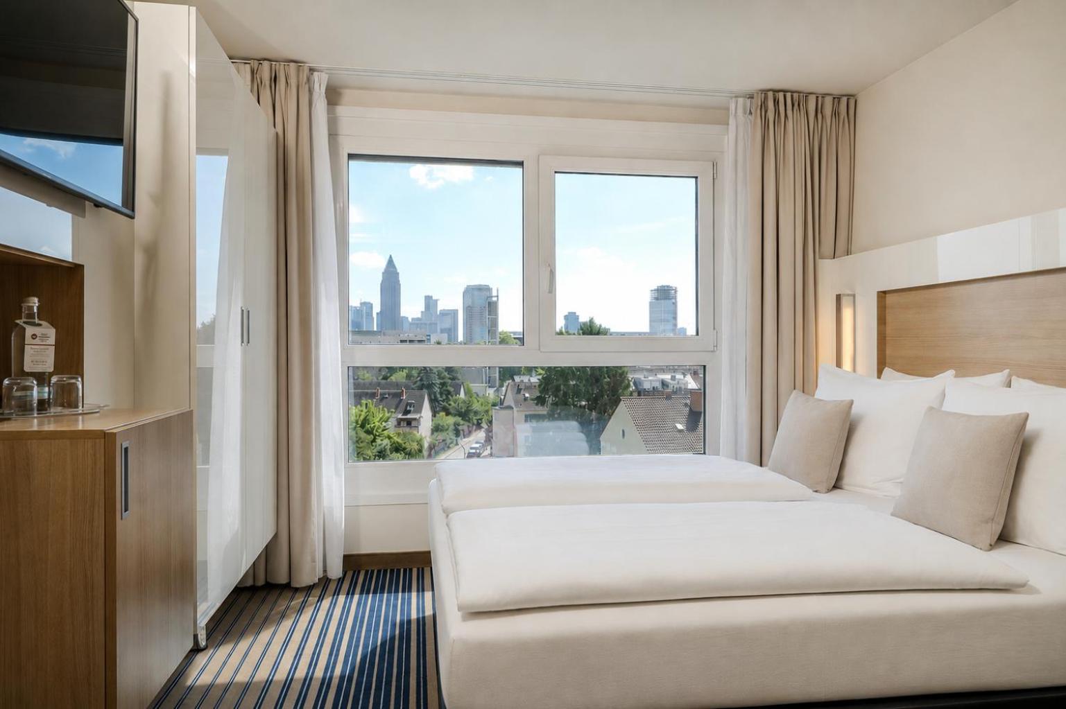 Zimmer mit Queensize-Bett, Stadtblick und Dusche